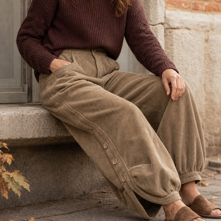 Cozelle | Corduroy Pants – Bequeme Barrel-Leg mit seitlichen Knöpfen für Damen