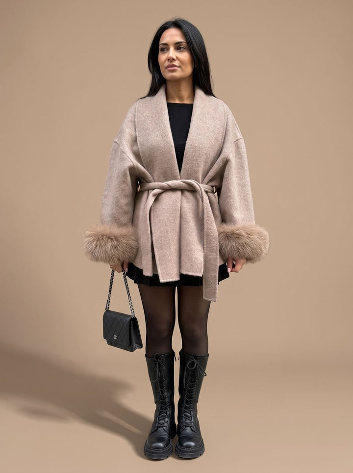 Nora | Kunstfellmantel mit Gürtel für Damen – Elegantes Design