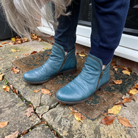 Karolin | Classic and comfortable women's Chelsea boots made from smooth leather