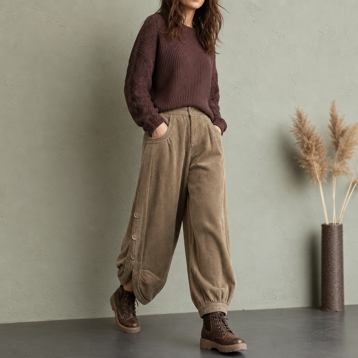 Cozelle | Corduroy Pants – Bequeme Barrel-Leg mit seitlichen Knöpfen für Damen