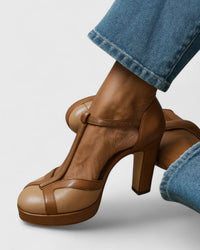 Clara | Klassische Blockabsatz T-Riemen-Pumps Mit Retro-Charme