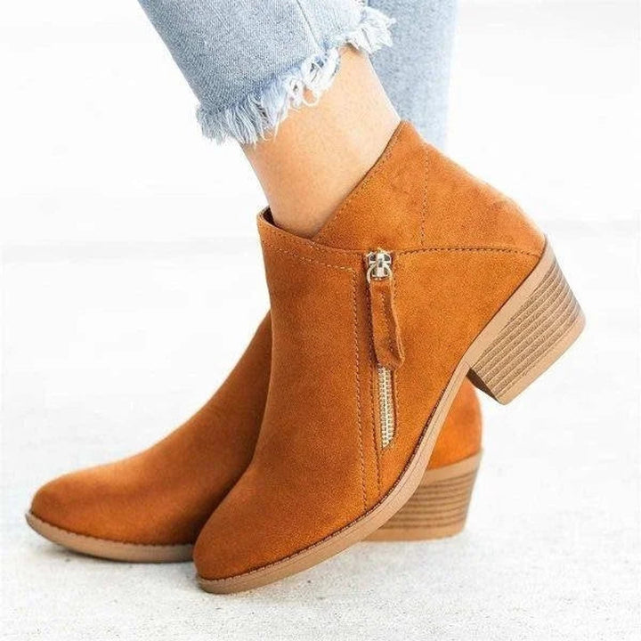 Harriet | Elegante Veloursleder-Stiefeletten mit niedrigem Blockabsatz