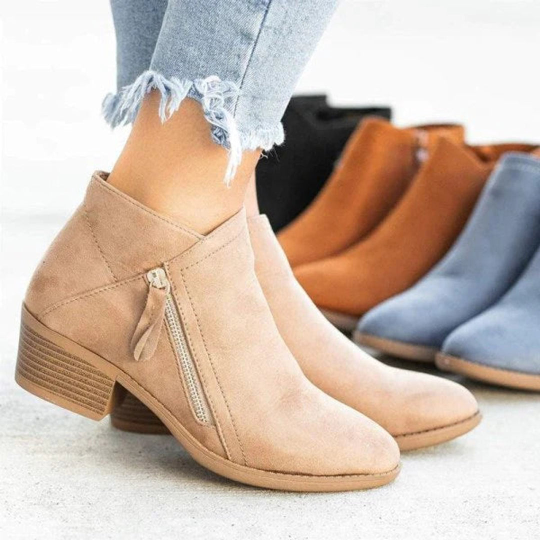 Harriet | Elegante Veloursleder-Stiefeletten mit niedrigem Blockabsatz