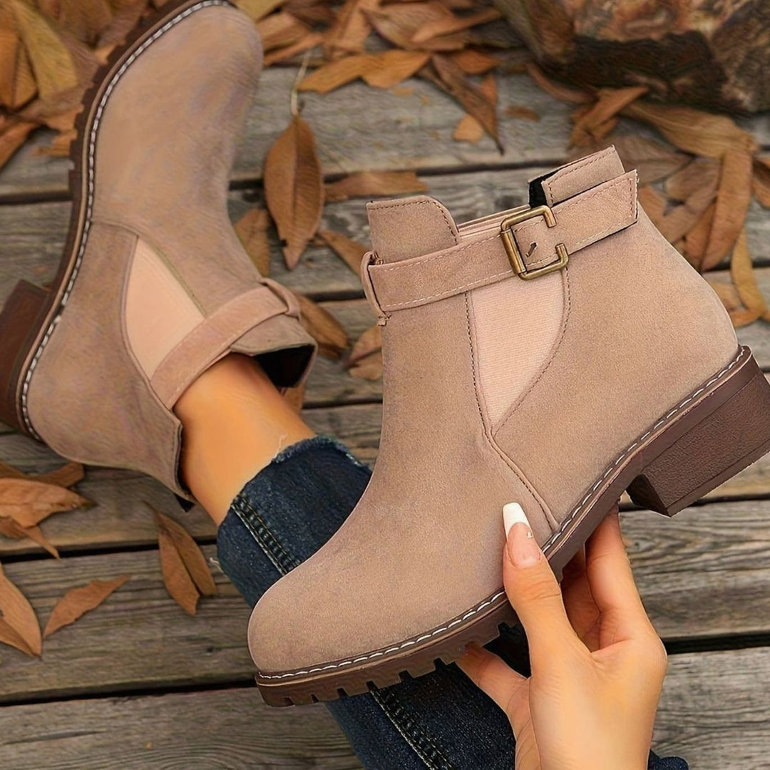 Katharina | Chelsea Boots – Damen Stiefeletten mit Blockabsatz und Schnallenriemen
