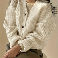 Clara | Kuschelige Grobstrickjacke mit Zopfmuster und Knopfleiste