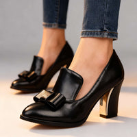 Claudia | Blockabsatz Pumps mit eleganter Schleifenverzierung