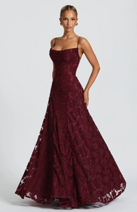 Isabella | Elegantes Spitzen-Maxikleid mit figurbetonter Silhouette
