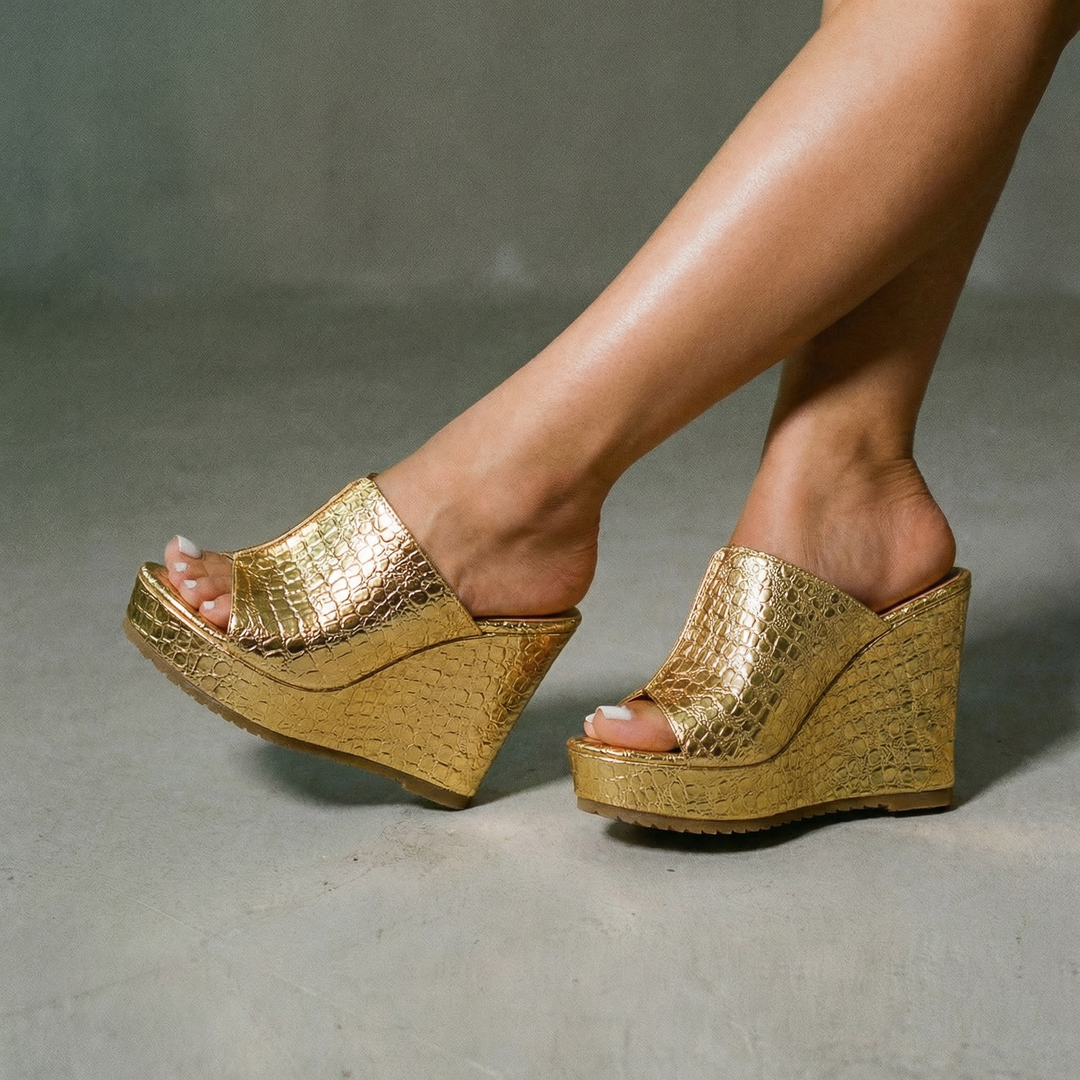 Bela | Elegante, Bequeme Damen-Keilsandalen aus Synthetik in Metallic-Gold 1