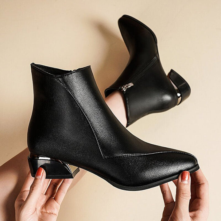 Clara | Elegante und stilvolle Damen-Stiefeletten mit niedrigem Absatz 0