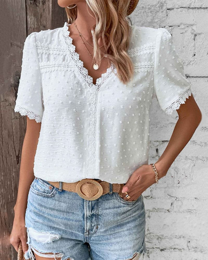 Clara | Lässige und romantische Bluse mit Swiss Dot Muster 1