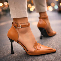 Klein | Elegante spitze Pumps mit Knöchelriemen