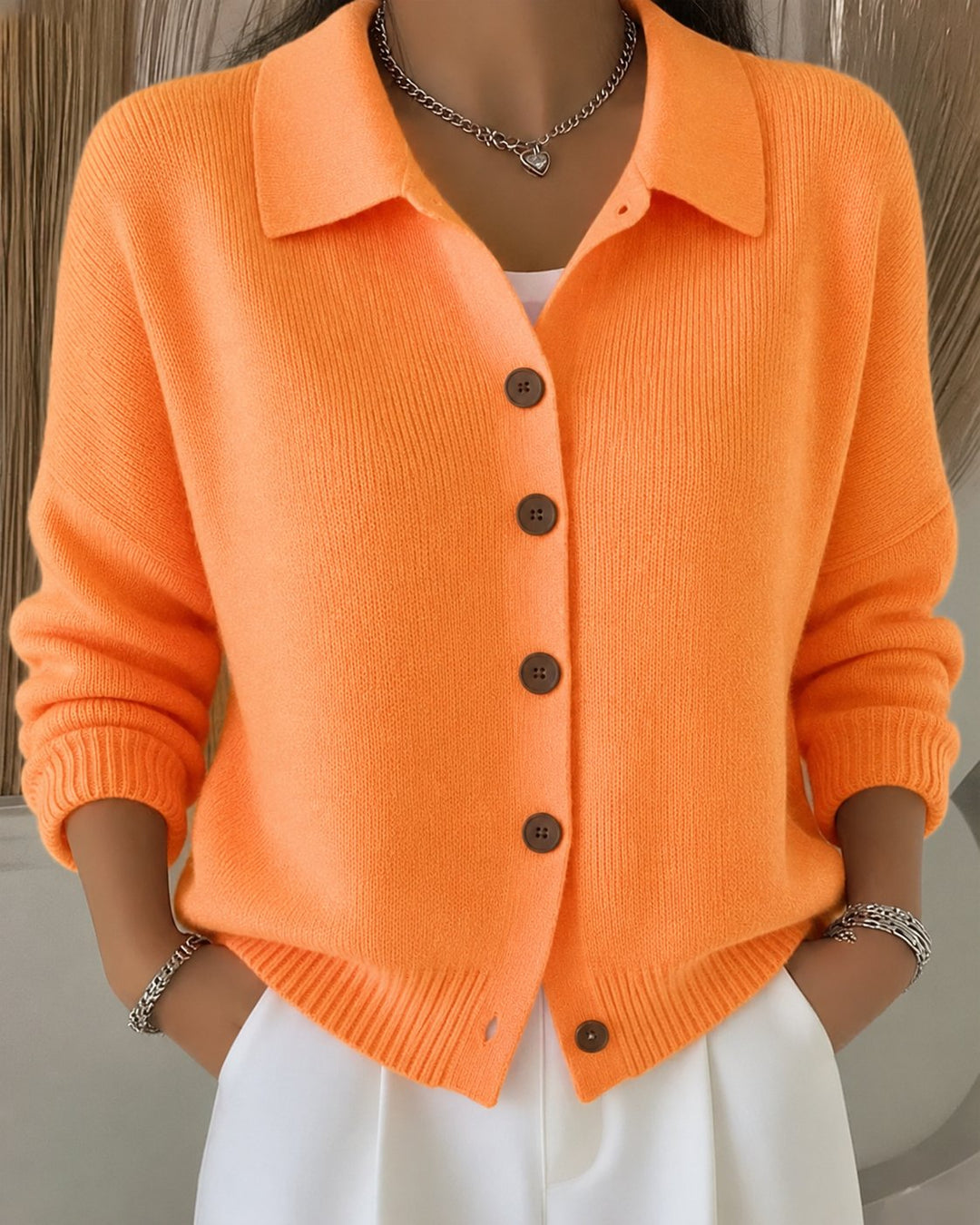 Emma | Lässiger Damen-Strickcardigan mit Knopfleiste und Kragen in bequemer Passform 4