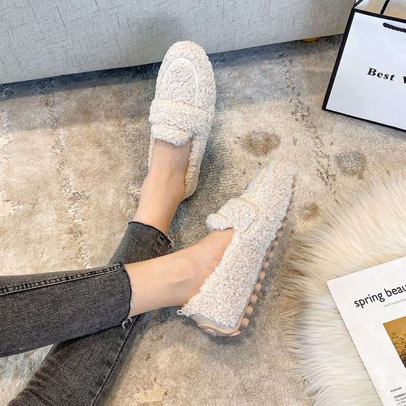 FuzzyFeet | Kuschelige Plüsch Pantoffel Schuhe für Zuhause 1