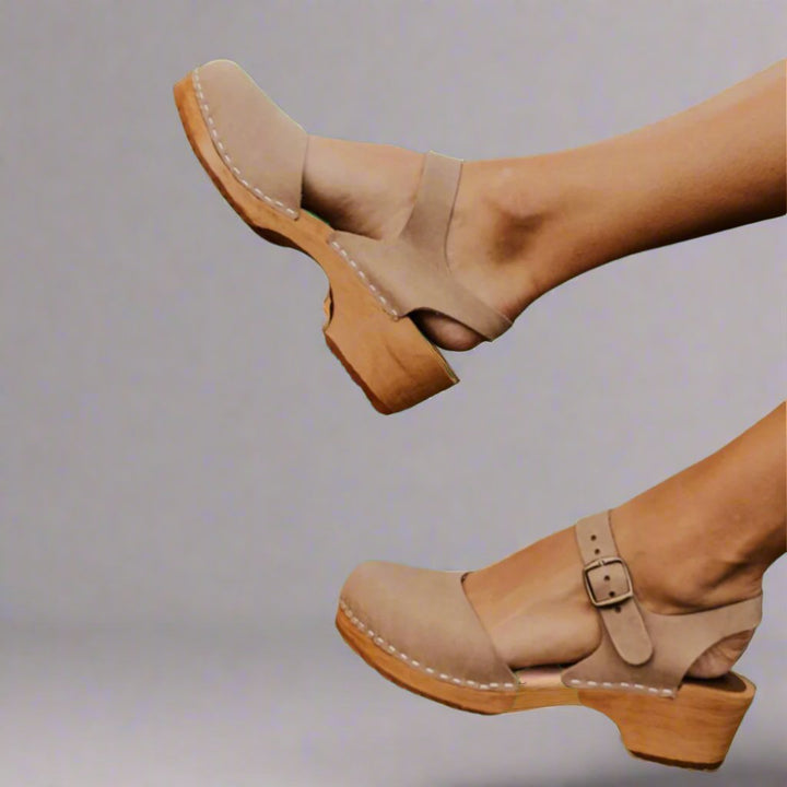 Isabella | Stilvolle Damen Clogs – Bequeme Holzclogs mit Plateau und verstellbarem Riemen 4