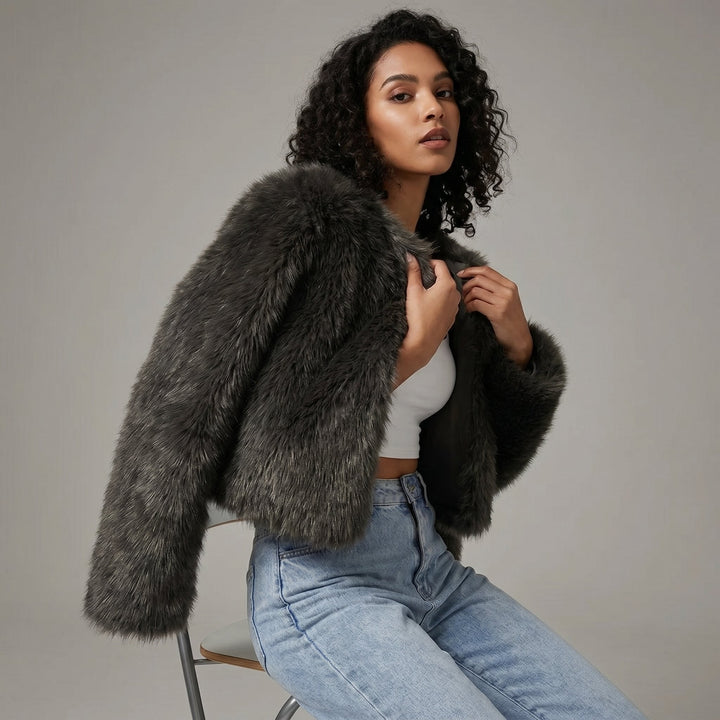 Mia | Kurze Damen-Strickjacke aus Kunstpelz 2