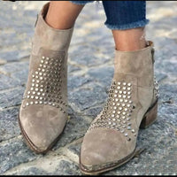 Leah | Elegante Stiefeletten mit Nietendesign und Blockabsatz