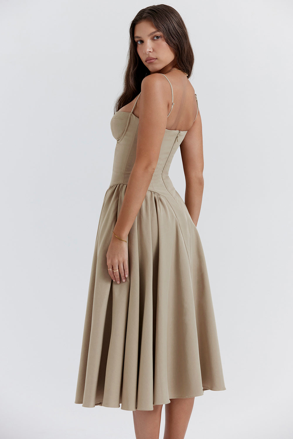 Nivara | Elegantes Korsettkleid mit Fließendem Rock 5