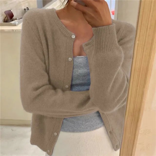 Olivia | Weiche Strickjacke für Damen mit Knopfleiste und Rundhalsausschnitt 4