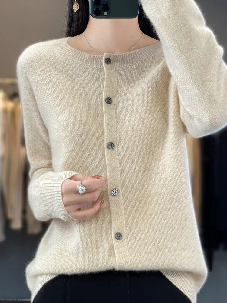 Victoria | Elegante Damen Strickjacke mit Knopfleiste 2