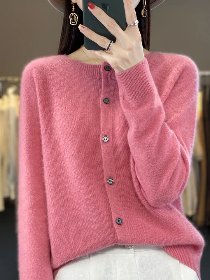 Victoria | Elegante Damen Strickjacke mit Knopfleiste 7