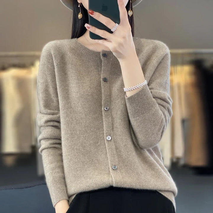 Victoria | Elegante Damen Strickjacke mit Knopfleiste 9