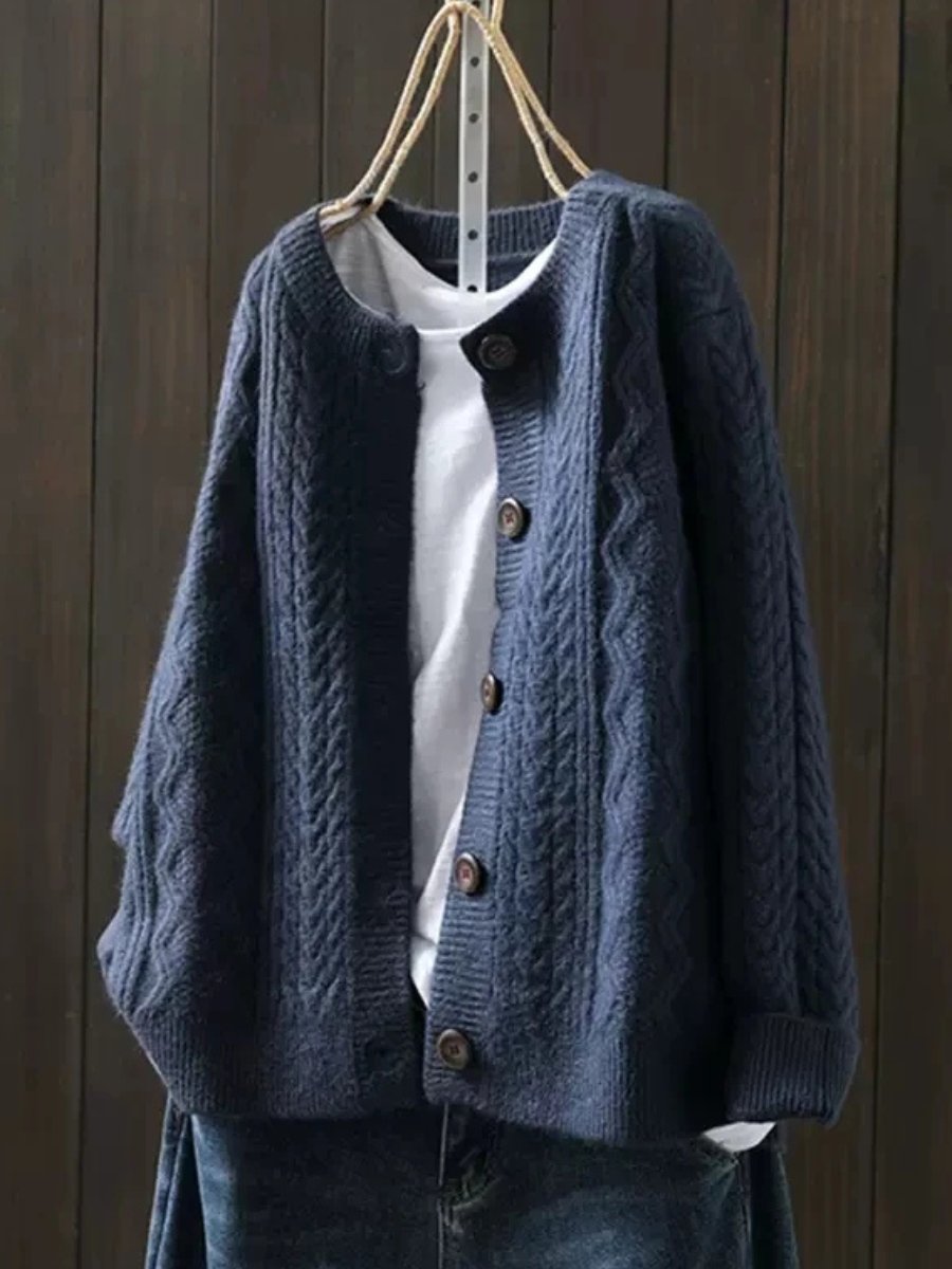 Victoria | Oversize-Strickjacke mit Zopfmuster und Knopfleiste für Damen 3