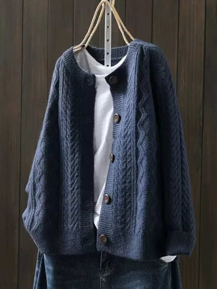 Victoria | Oversize-Strickjacke mit Zopfmuster und Knopfleiste für Damen 3