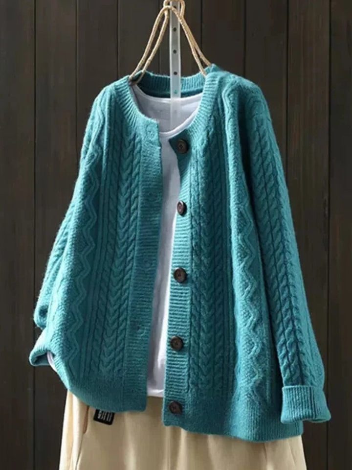 Victoria | Oversize-Strickjacke mit Zopfmuster und Knopfleiste für Damen 5