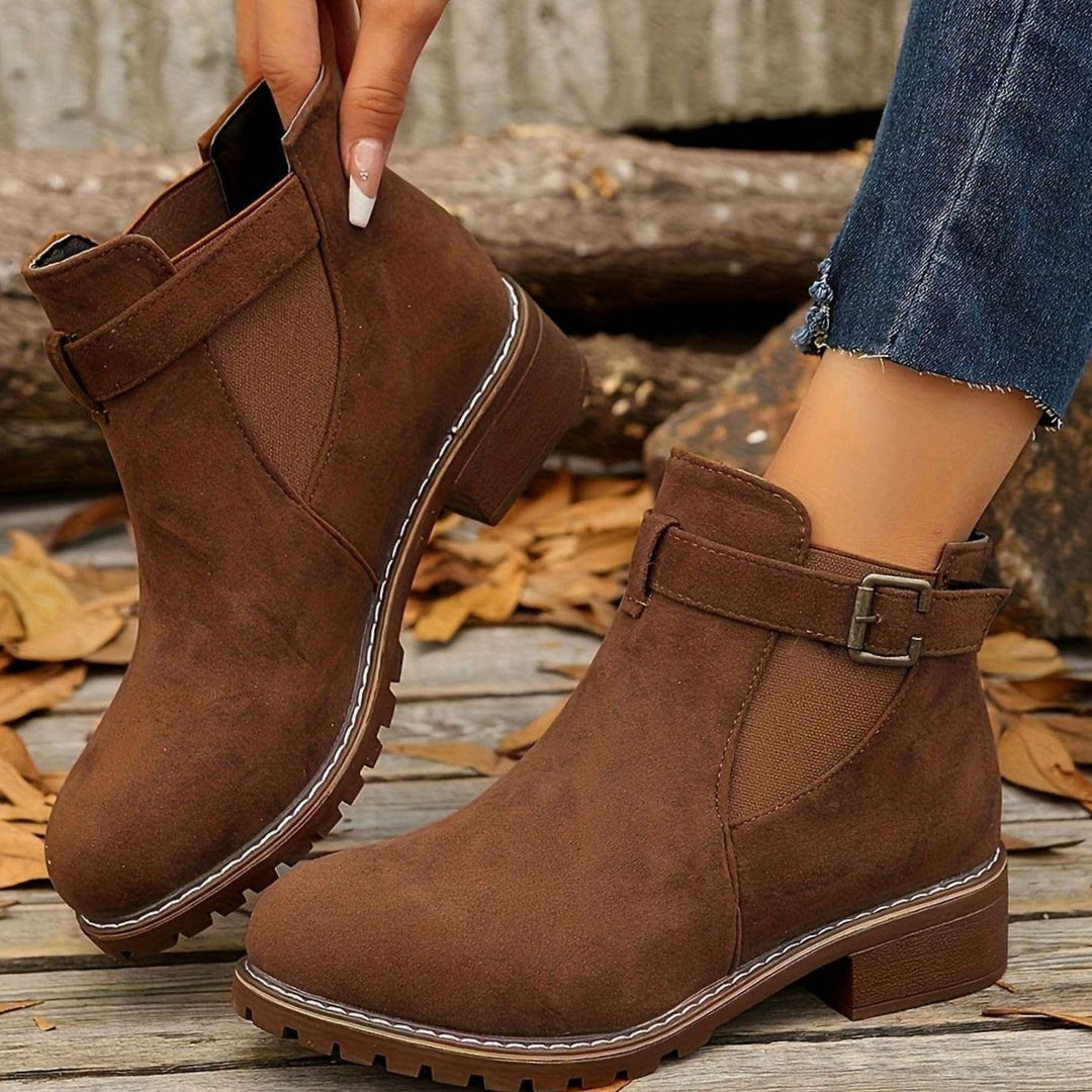 Katharina | Chelsea Boots – Damen Stiefeletten mit Blockabsatz und Schnallenriemen