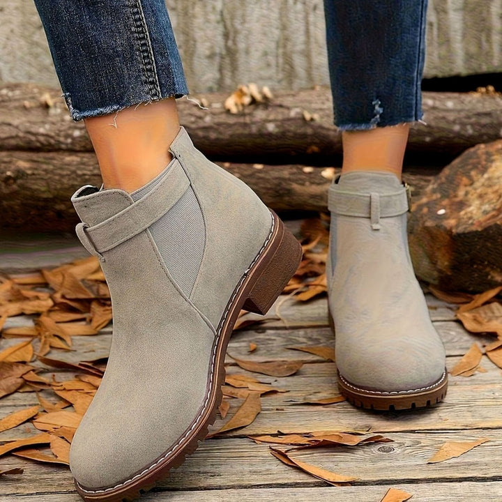 Katharina | Chelsea Boots – Damen Stiefeletten mit Blockabsatz und Schnallenriemen