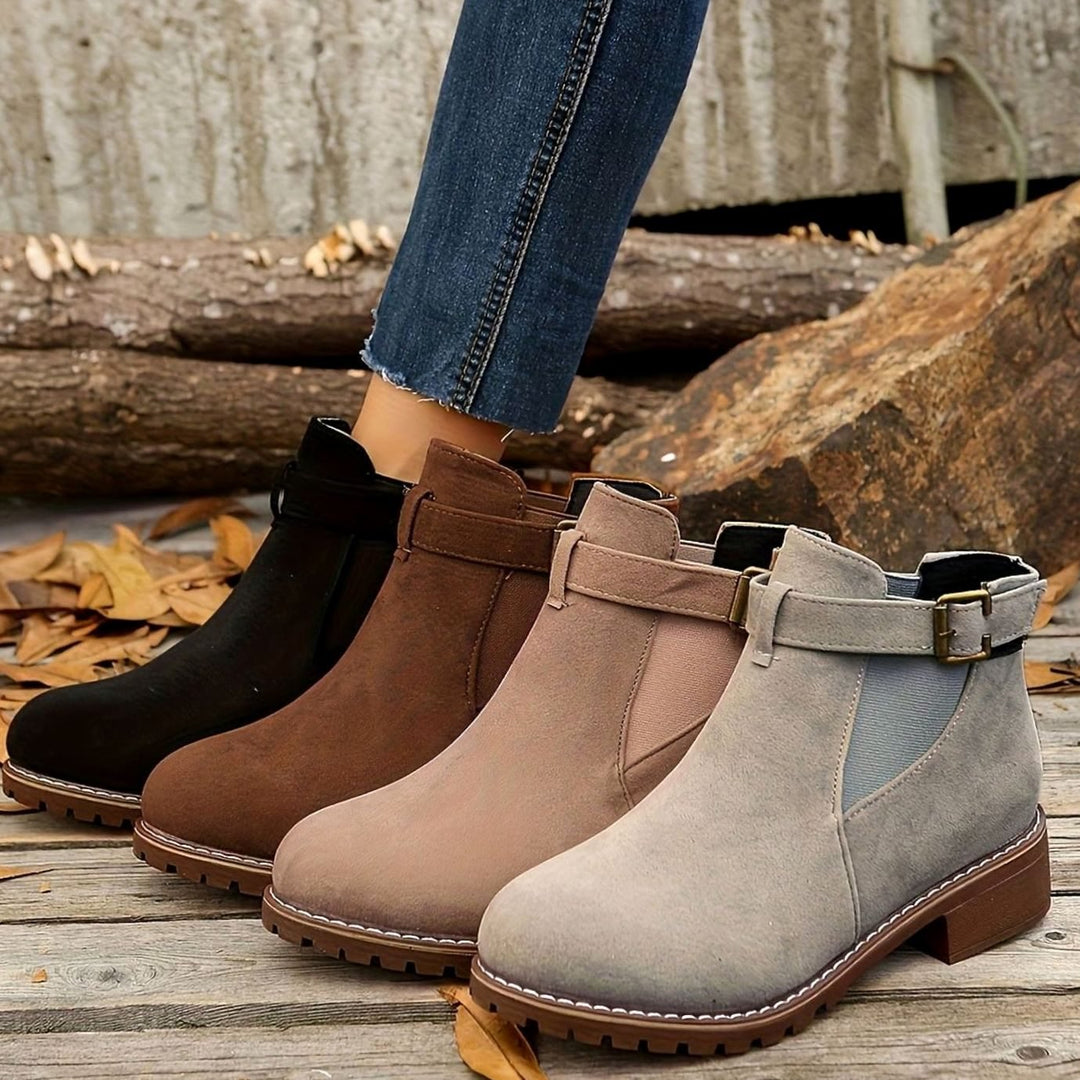 Katharina | Chelsea Boots – Damen Stiefeletten mit Blockabsatz und Schnallenriemen