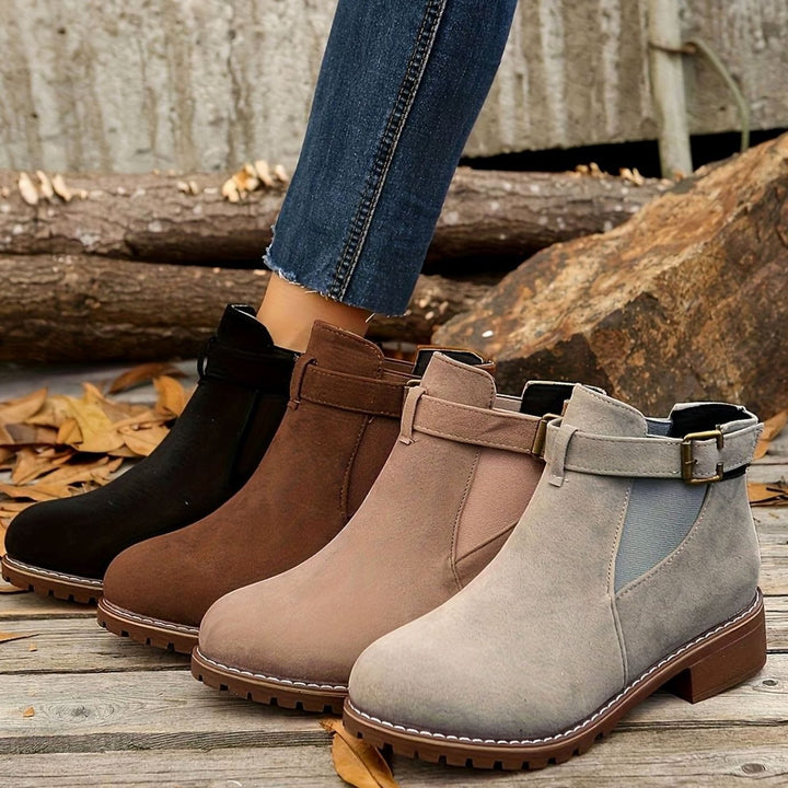 Katharina | Chelsea Boots – Damen Stiefeletten mit Blockabsatz und Schnallenriemen
