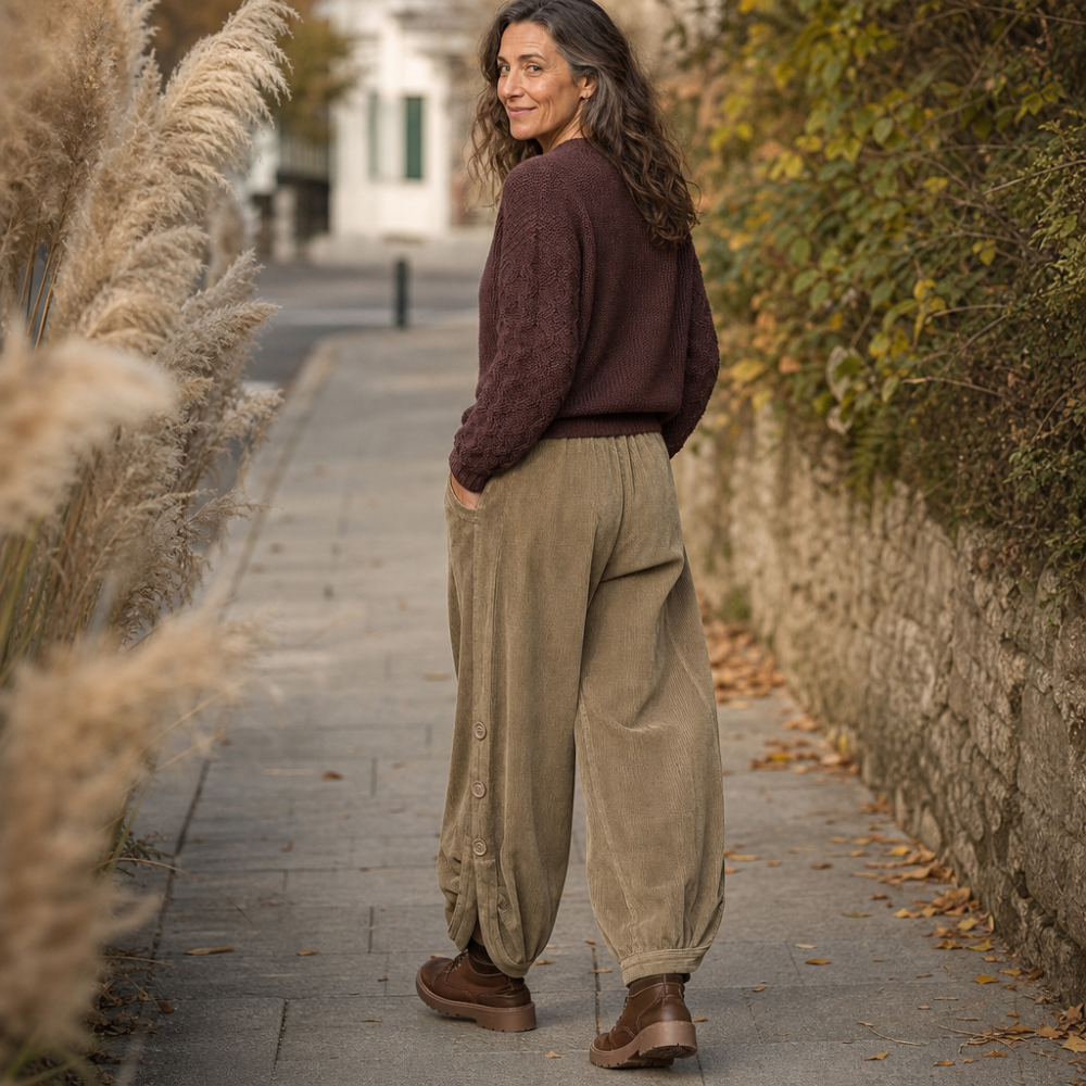 Cozelle | Corduroy Pants – Bequeme Barrel-Leg mit seitlichen Knöpfen für Damen