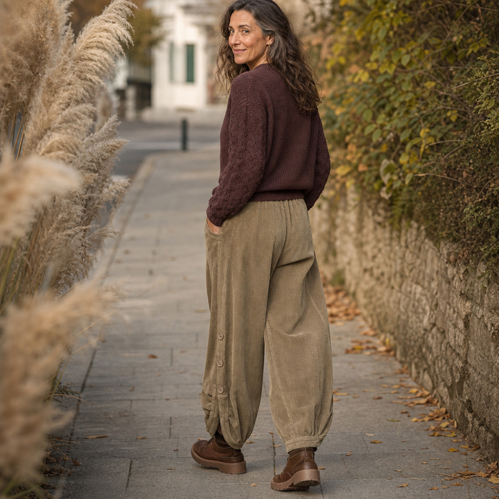 Cozelle | Corduroy Pants – Bequeme Barrel-Leg mit seitlichen Knöpfen für Damen